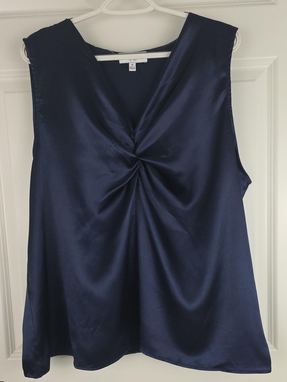Gilli Navy Satin Twist-Front Sleeveless Camisole Blouse. Nwot. Size 2X